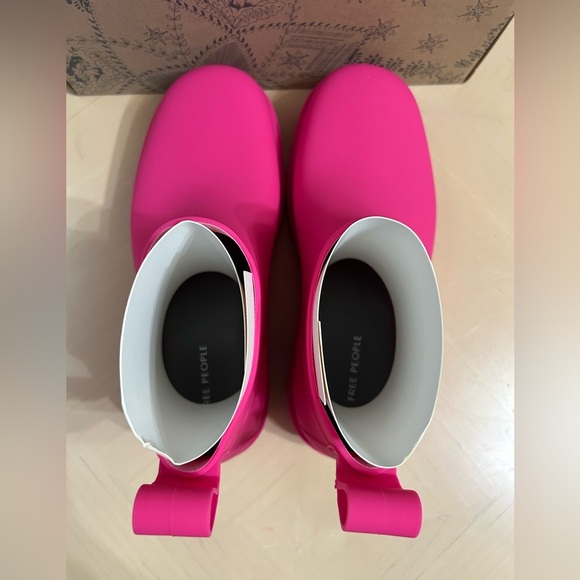 Free People High Street Rain Boots Dragon Fruit Size 6 NIB - Picture 3 of 5